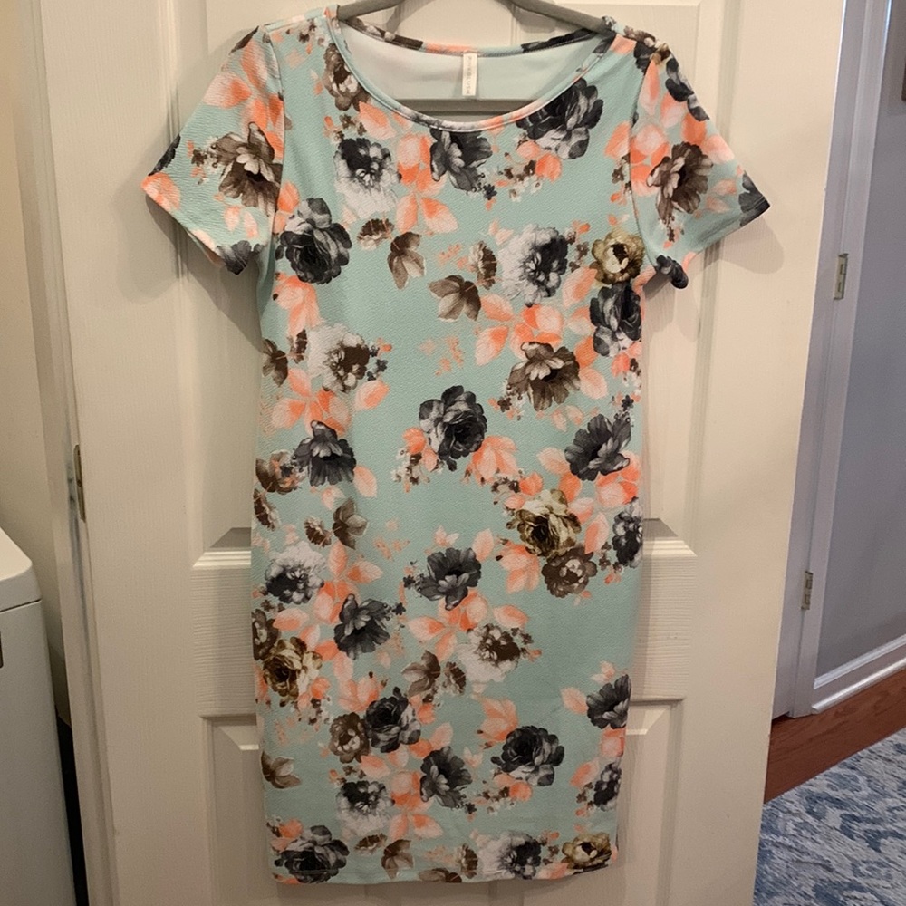 Pink Blush maternity fitted floral dress - size S